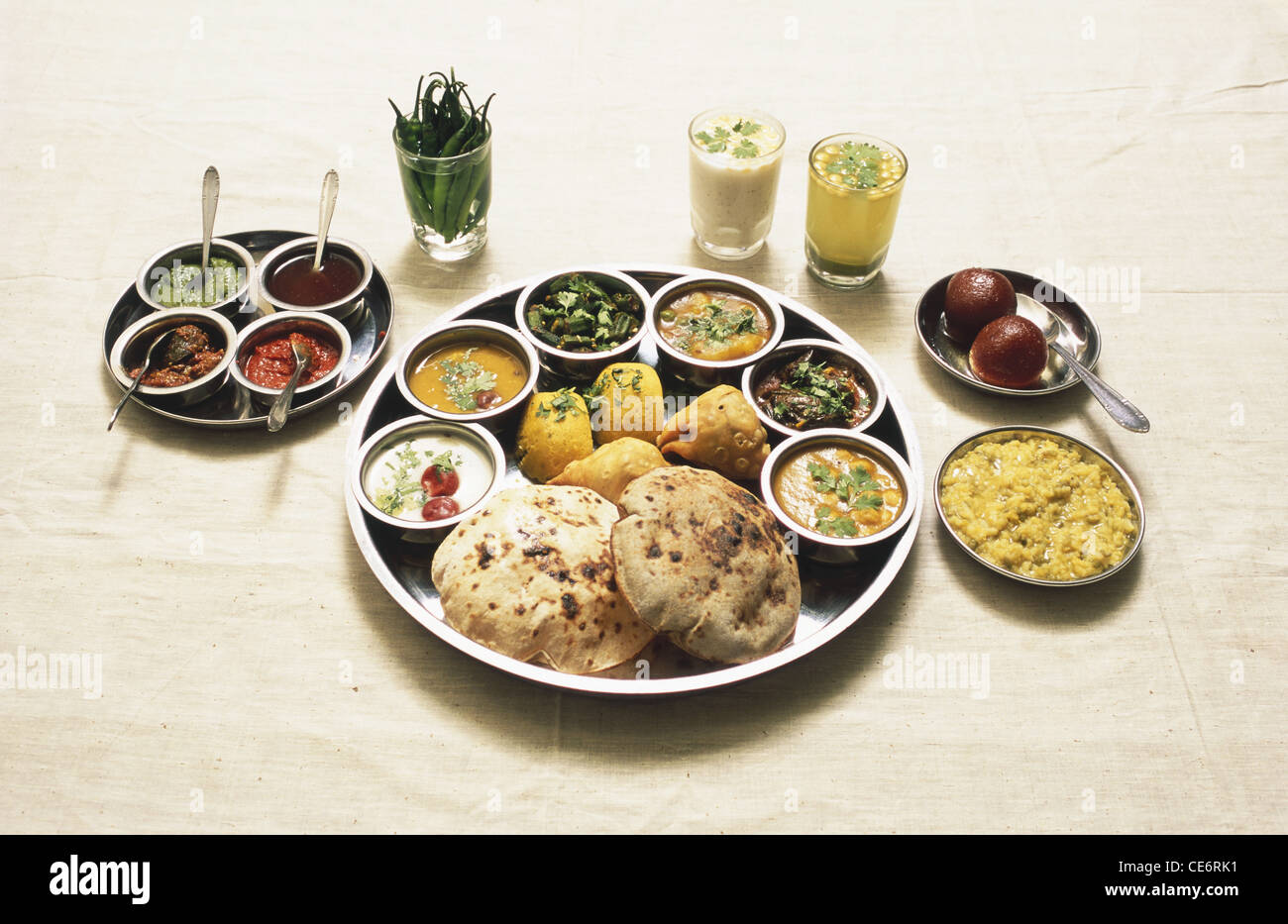 Le déjeuner d'aliments végétariens indiens gujarati typique repas servi dans thali sur fond blanc Inde - 84996 rva Banque D'Images