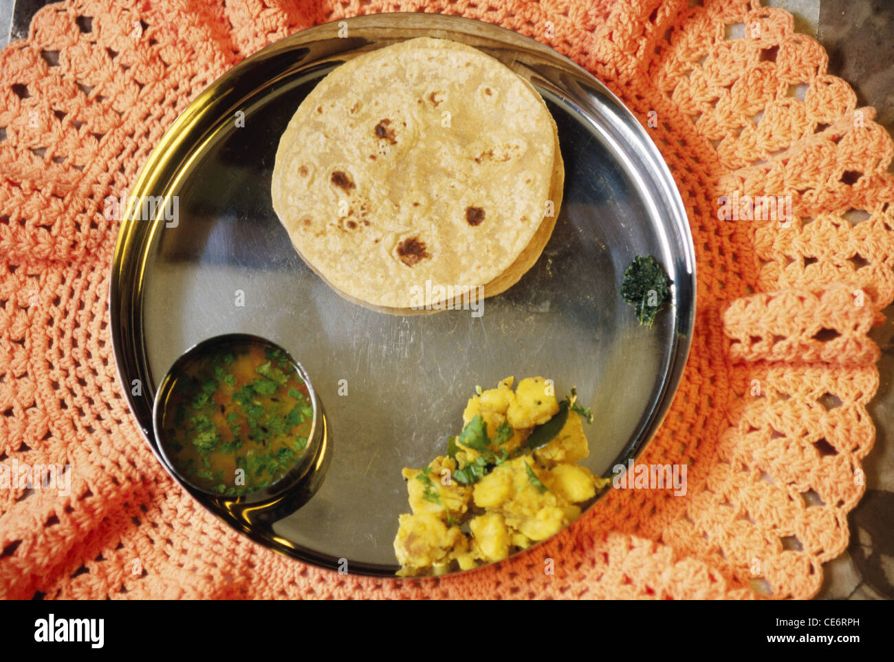VHM 84990 : repas végétarien indien roti pain phulka déjeuner Légumes Pommes et curry de lentilles dal servi en Inde thali en acier Banque D'Images
