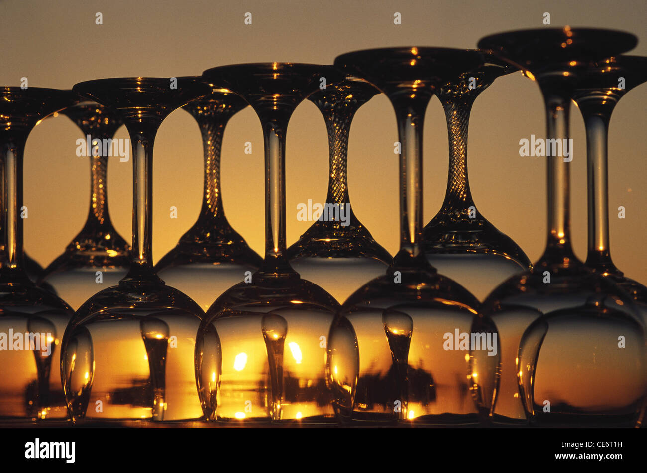 HMA 85034 : 10 dix verres à vin coucher de soleil crépuscule soir inversé  Photo Stock - Alamy