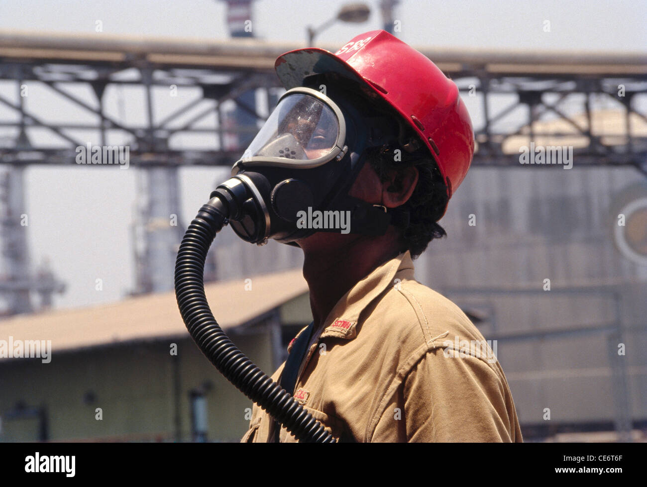 homme portant un masque à gaz pour la protection et la prévention ; inde ; asie Banque D'Images
