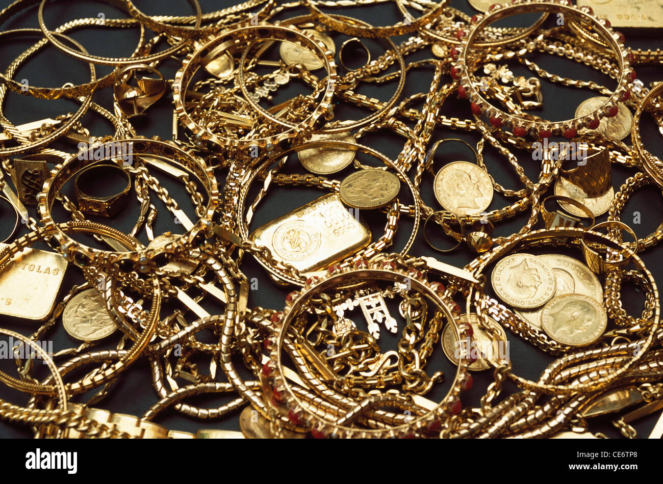 Or bracelets pièces d'or vieux bijoux d'or antique Inde Banque D'Images