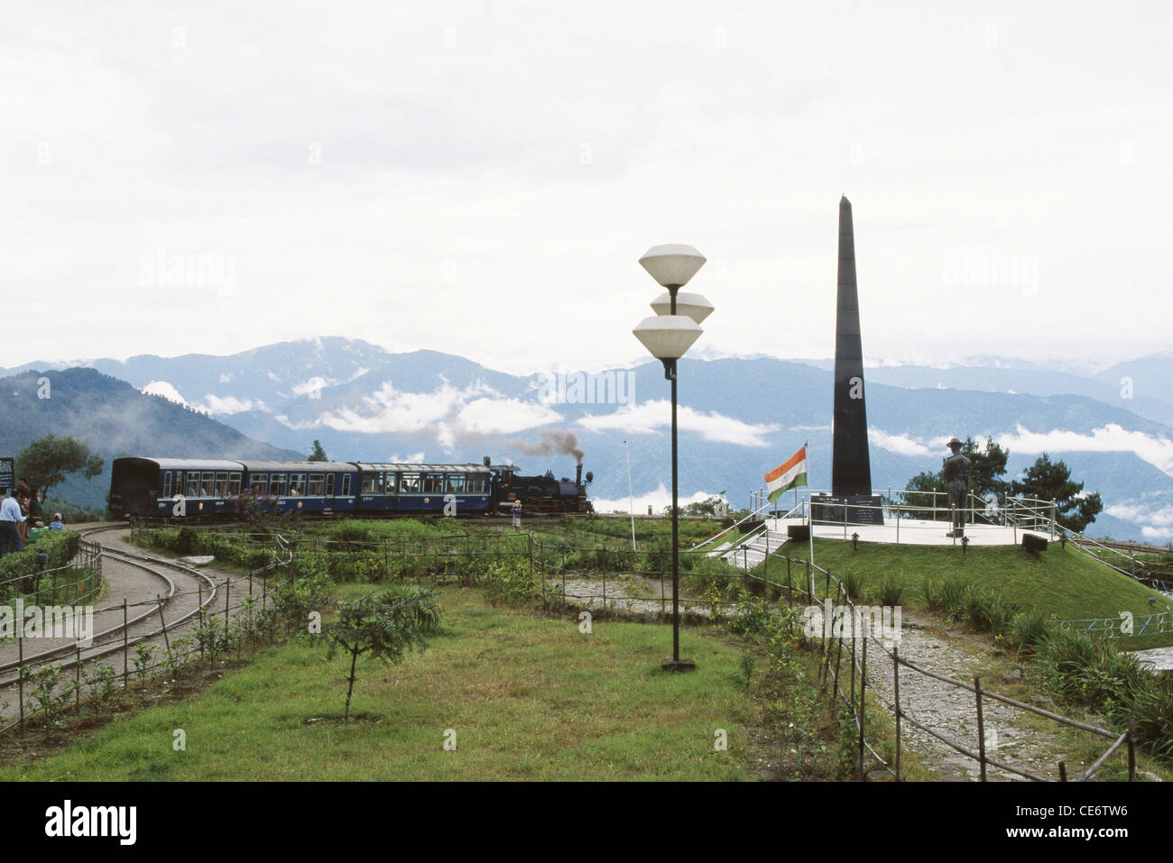 83261 AAD : toy train à la boucle de batasia darjeeling au Bengale occidental en Inde Banque D'Images