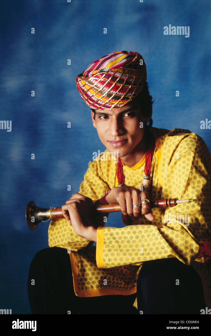 BDR 83387 : portrait de musicien folklorique du Rajasthan indien posant avec un instrument de musique à vent shehnai rajasthan Inde M.# 657A Banque D'Images