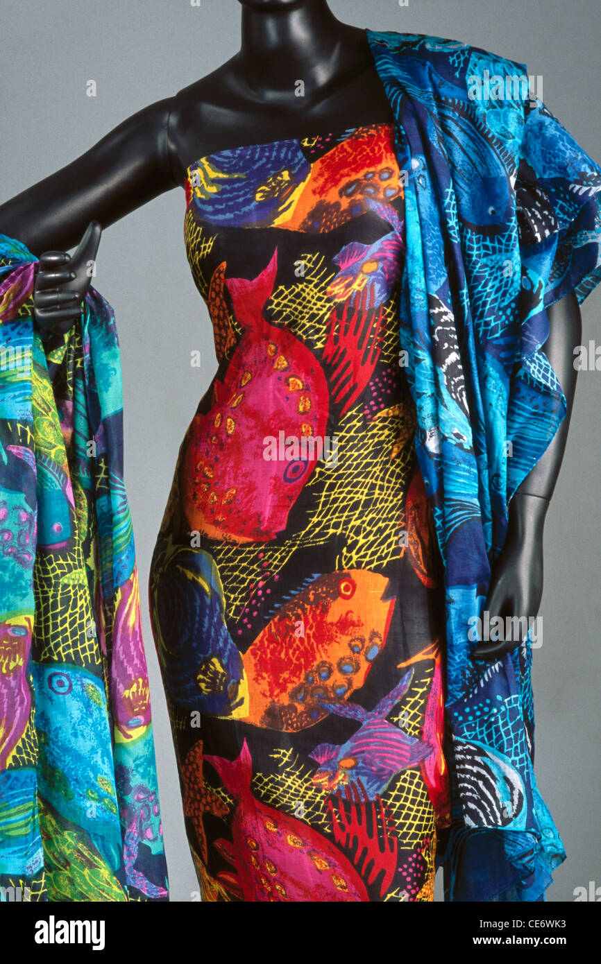 HMA 85348 : mannequin drapé de tissus tissu textile imprimé Banque D'Images