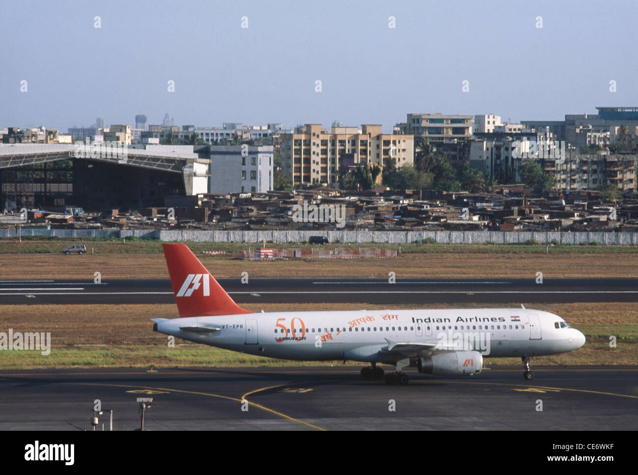 HMA 85381 : avion d'Indian Airlines sur le tarmac de l'aéroport Sahar santacruz Bombay Mumbai maharashtra Inde Banque D'Images