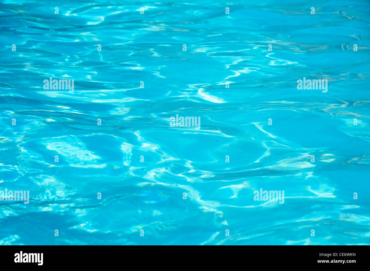Surface de l'eau bleue d'une piscine Banque D'Images