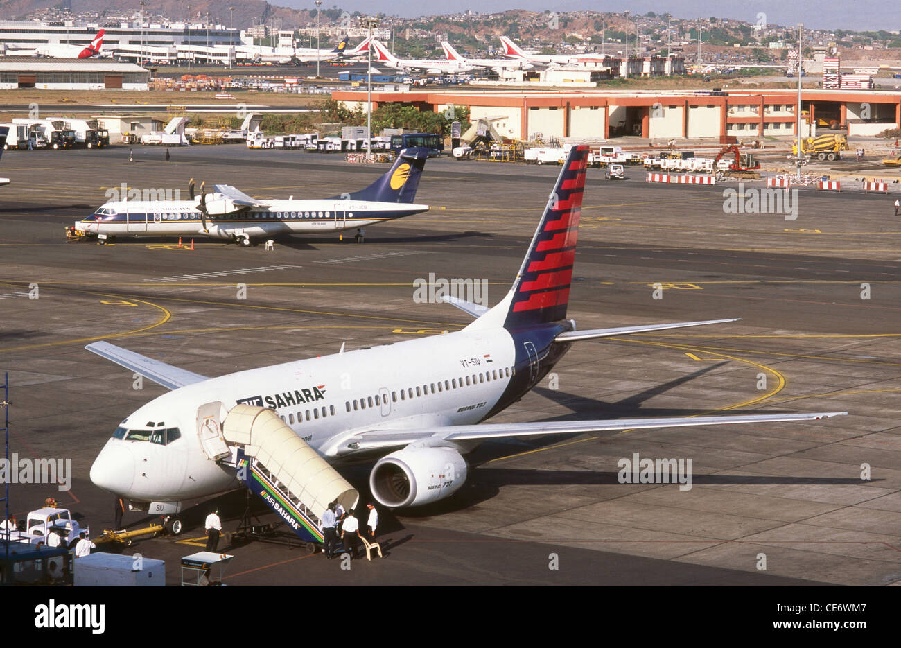 Sahara occidental et avion jet airways avion tarmac de l'aéroport santacruz Bombay Mumbai maharashtra Inde Banque D'Images