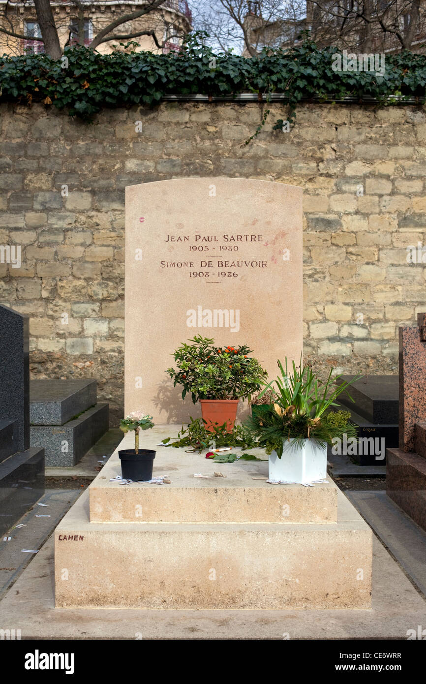 Tombe d'écrivains et philosophe Jean Paul Sartre et Simone de Beauvoir dans cimetière Montparnasse, Paris. Banque D'Images