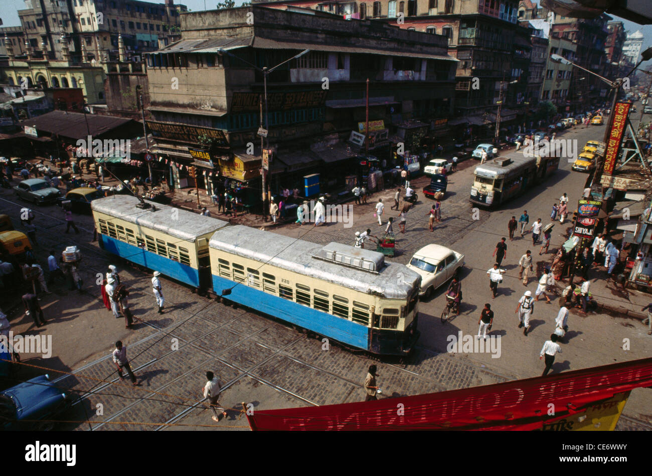 Vue aérienne tramways électriques qui circulent dans les rues de calcutta ; kolkata ; bengale-Occidental ; inde ; asie Banque D'Images