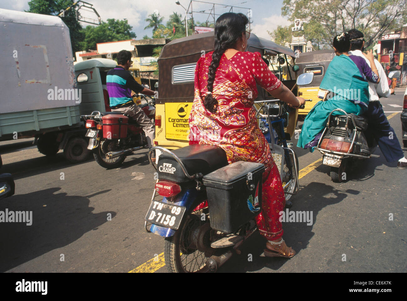 HMA 85451 : femmes indiennes en sari moto conduite sur route du trafic madras Chennai Tamil nadu inde Banque D'Images