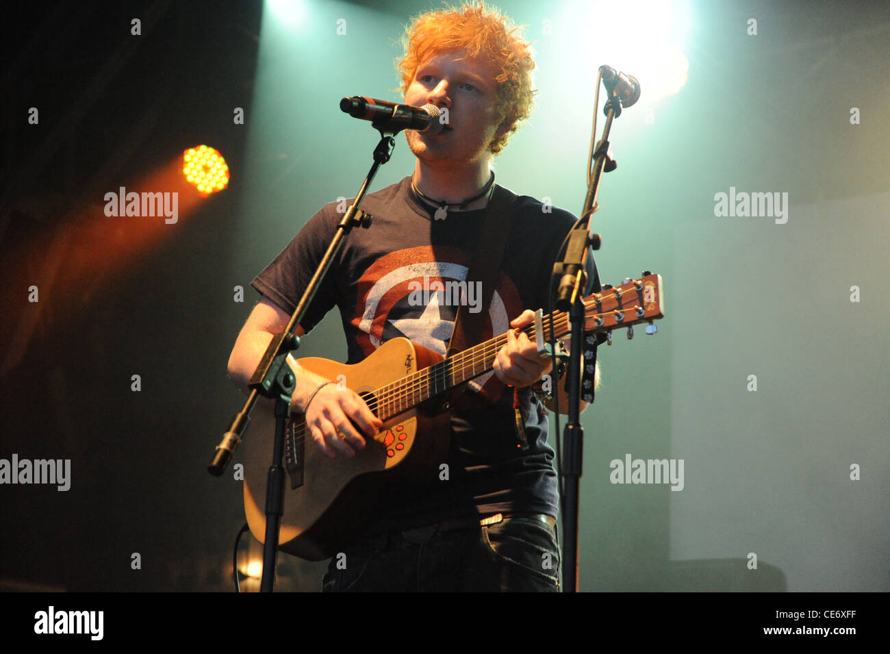 Photographie de ed Sheeran en live sur scène à Brighton Shakedown 2011 Banque D'Images