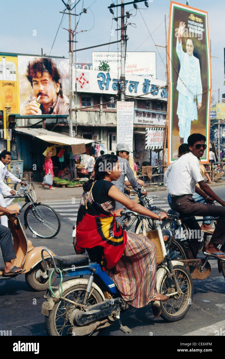 85453 PRM : femme indienne en sari sur moto scooter cycle vélo homme politique de trafic la thésaurisation de l'affiche de l'Inde Banque D'Images