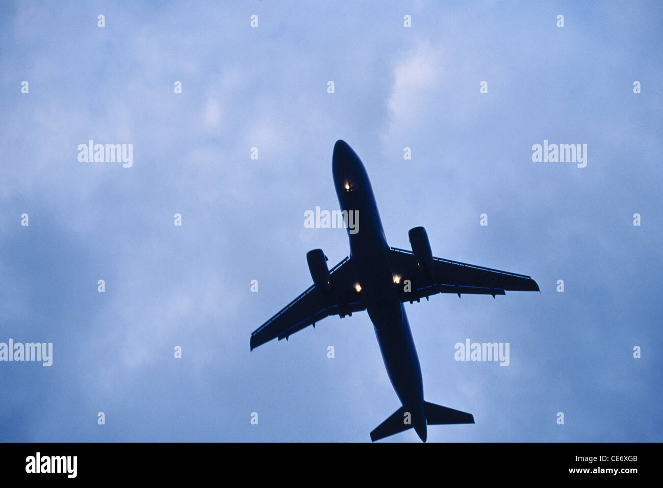 RHS 85412 : 1900 aéronefs volant à basse silhouette ciel angle Banque D'Images