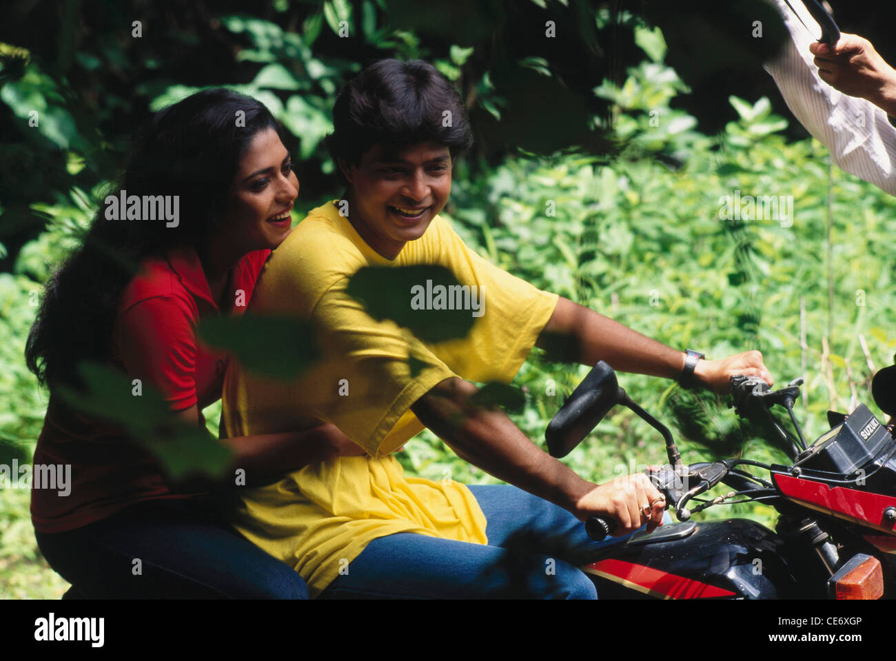 Jeune couple indien à moto ; Inde ; asie ; modèle libéré Banque D'Images