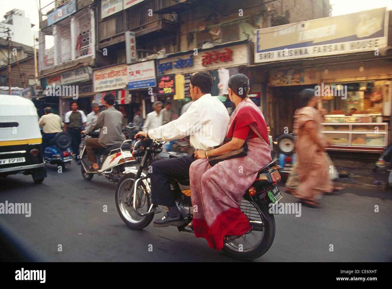 85452 RSC : couple indien sur moto scène de rue ; pune maharashtra ; Inde ; Banque D'Images
