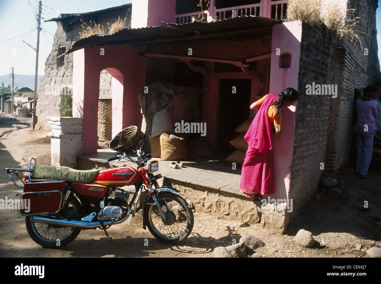 Cycle de moteur de moto garée devant la maison de l'Inde Banque D'Images