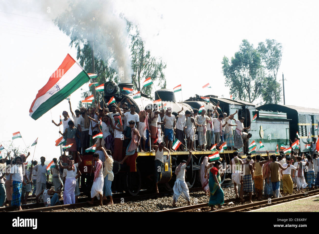 S/N 85554 : les Indiens qui protestent contre l'agitation holding drapeau national et Comité permanent sur l'engin de l'Inde Banque D'Images
