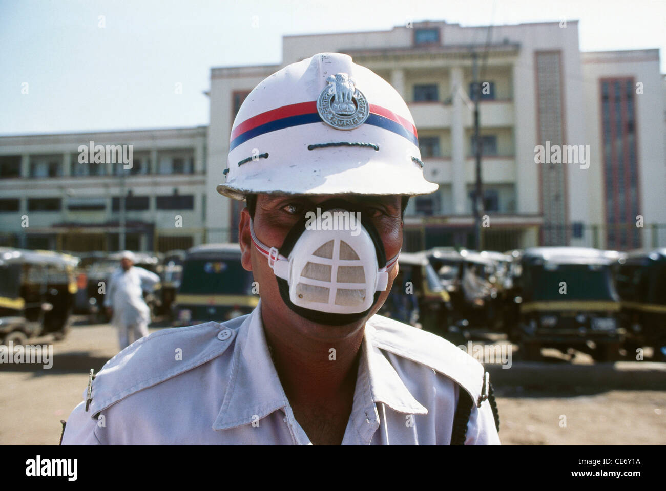 Policier indien de la circulation en casque portant un masque de protection ; inde ; asie Banque D'Images