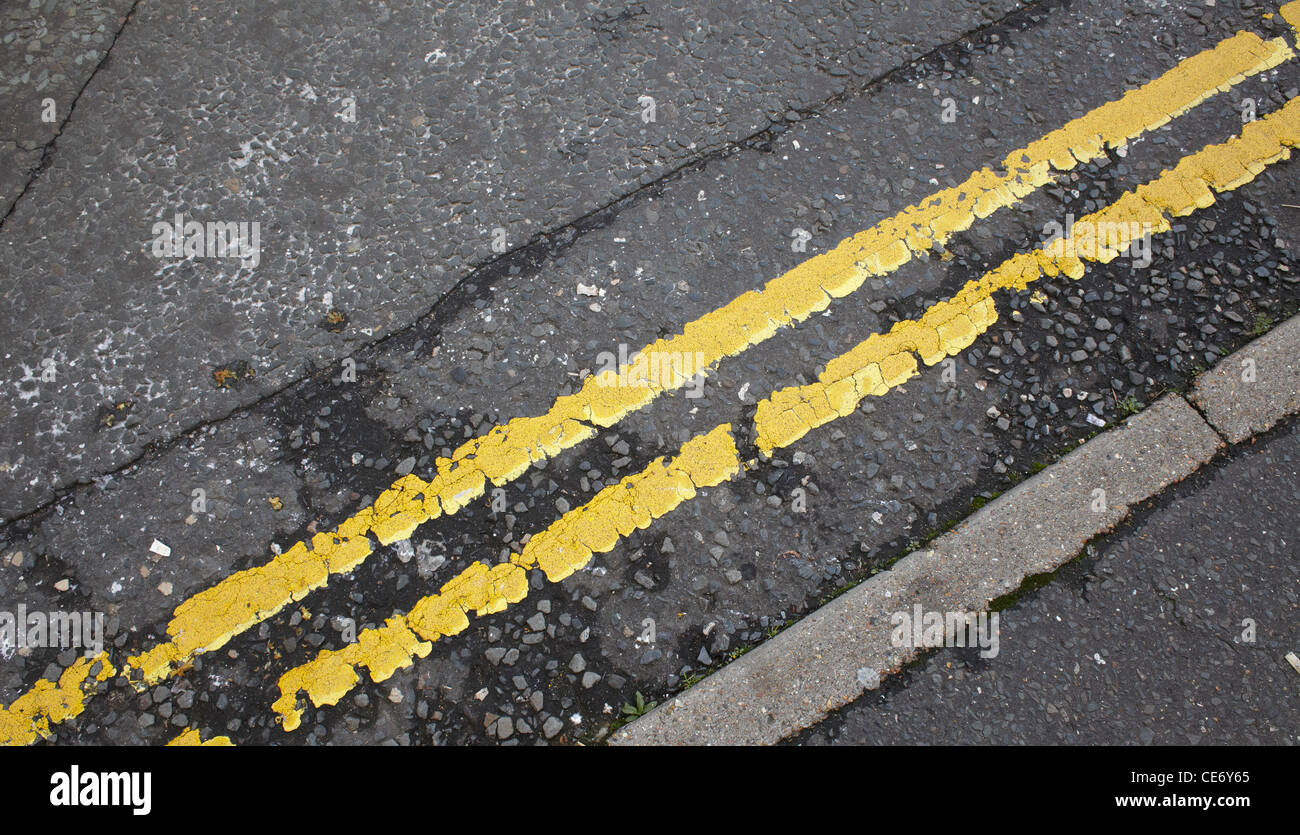 Double yellow lines, trottoir et chaussée Banque D'Images