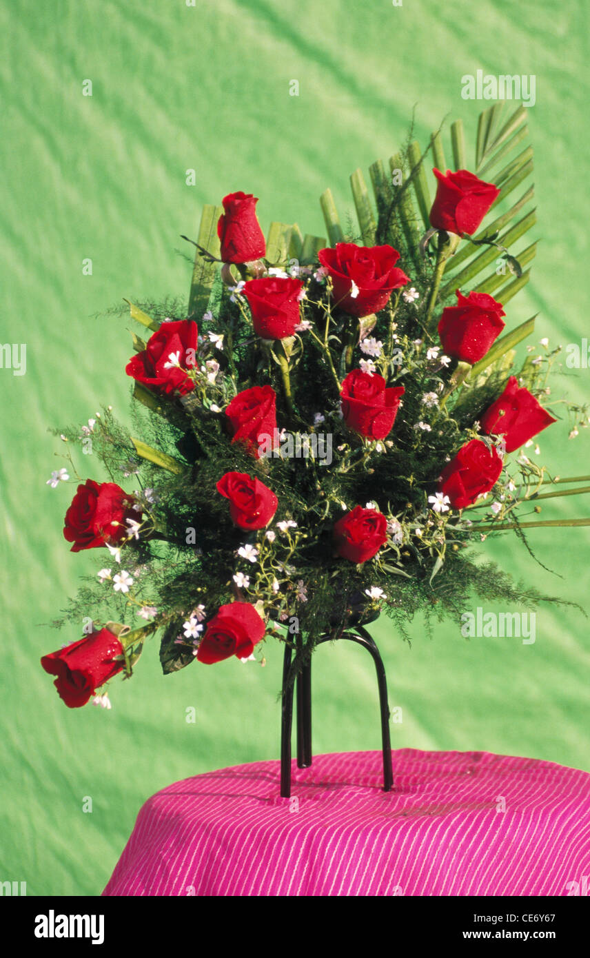 BDR 86329 : arrangement de fleurs artificielles roses rouges sur la table Banque D'Images