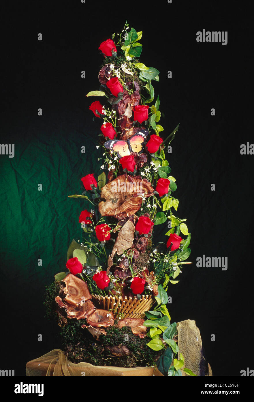 BDR 86331 : arrangement de fleurs artificielles roses rouges Banque D'Images