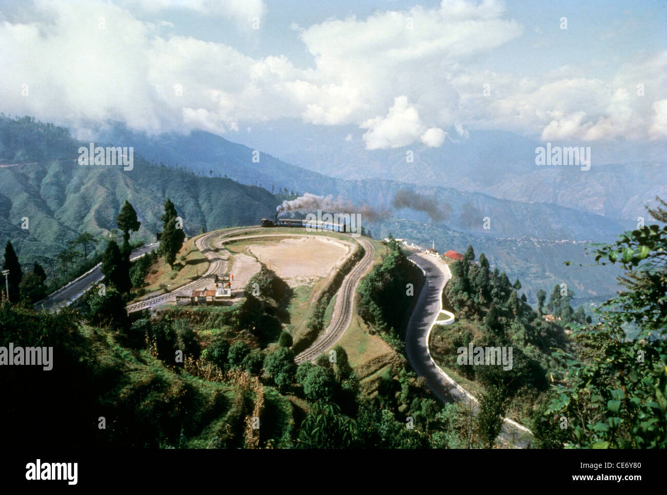 Petit train batasia loop ; darjeeling ; l'ouest du Bengale en Inde ; Banque D'Images