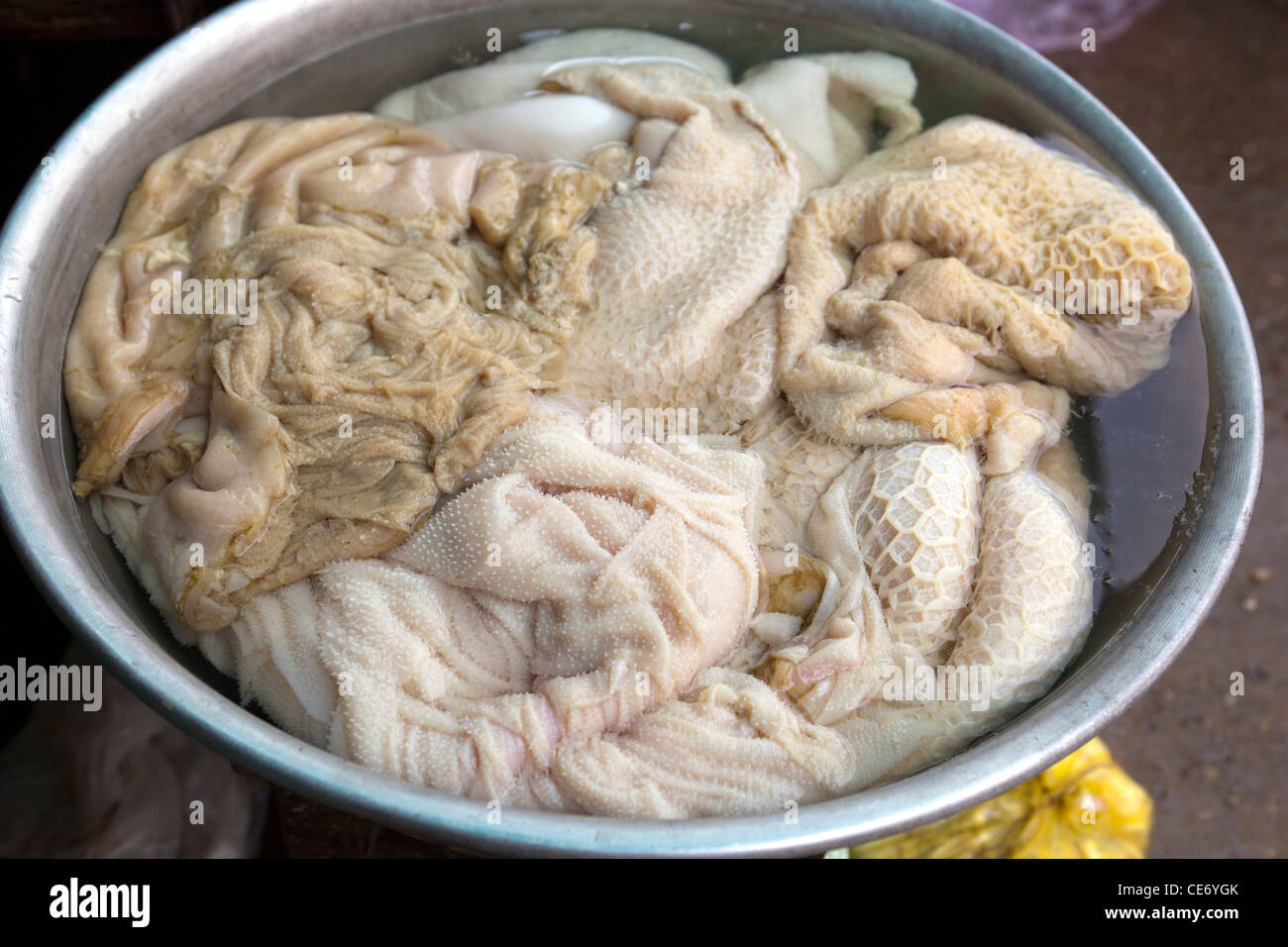 Un bol de viande fraîche tripes en vente à Dalat Vietnam Banque D'Images