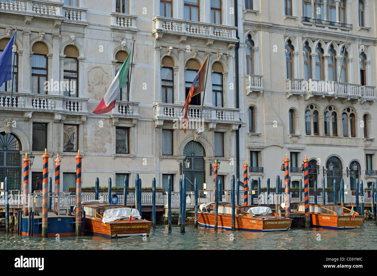 Bateaux à l'échelle régionale des bâtiments du Conseil piers à Venise, Italie Banque D'Images