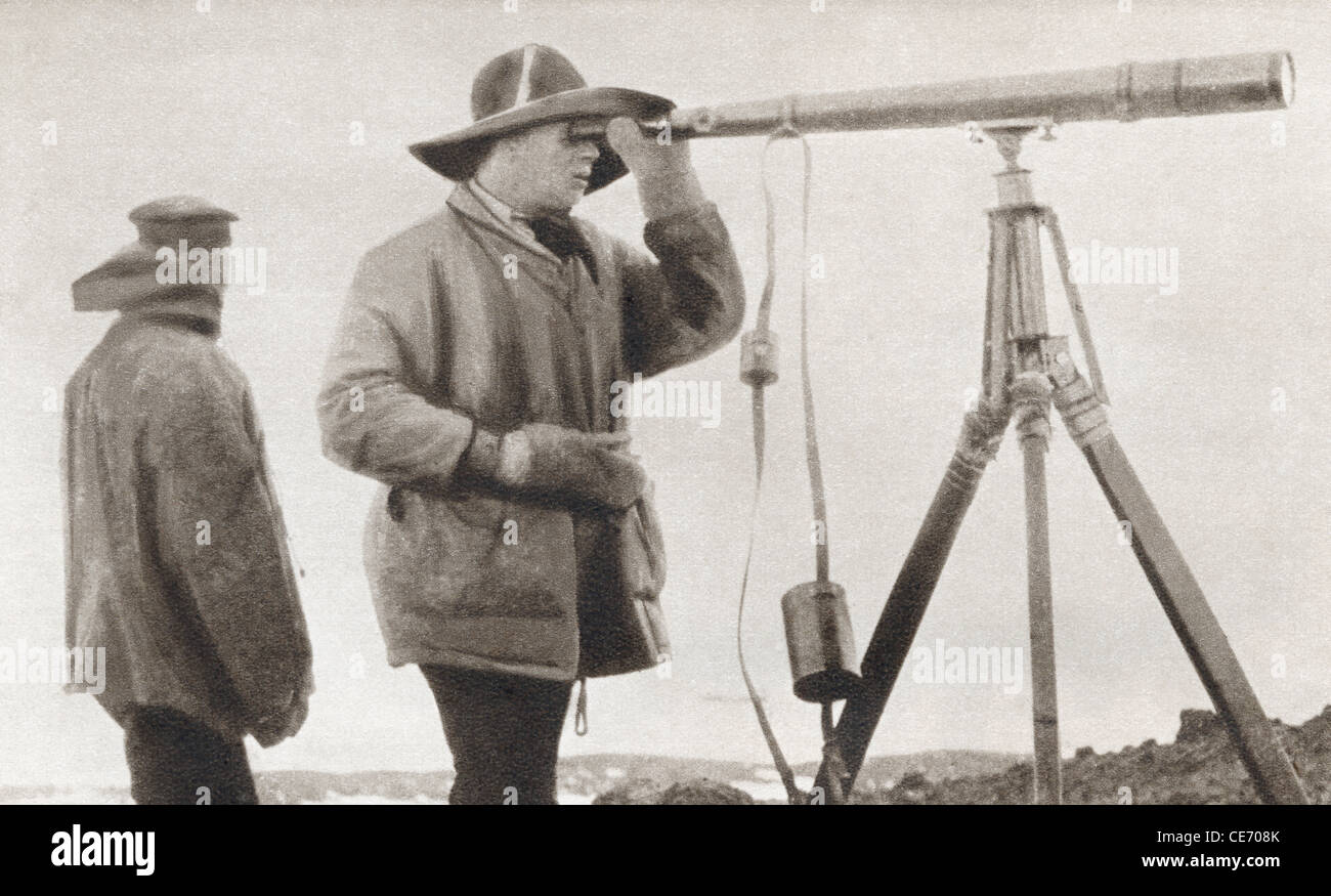 Robert Falcon Scott à la recherche à travers un télescope au cours de l'expédition Terra Nova au pôle sud en 1912. Banque D'Images