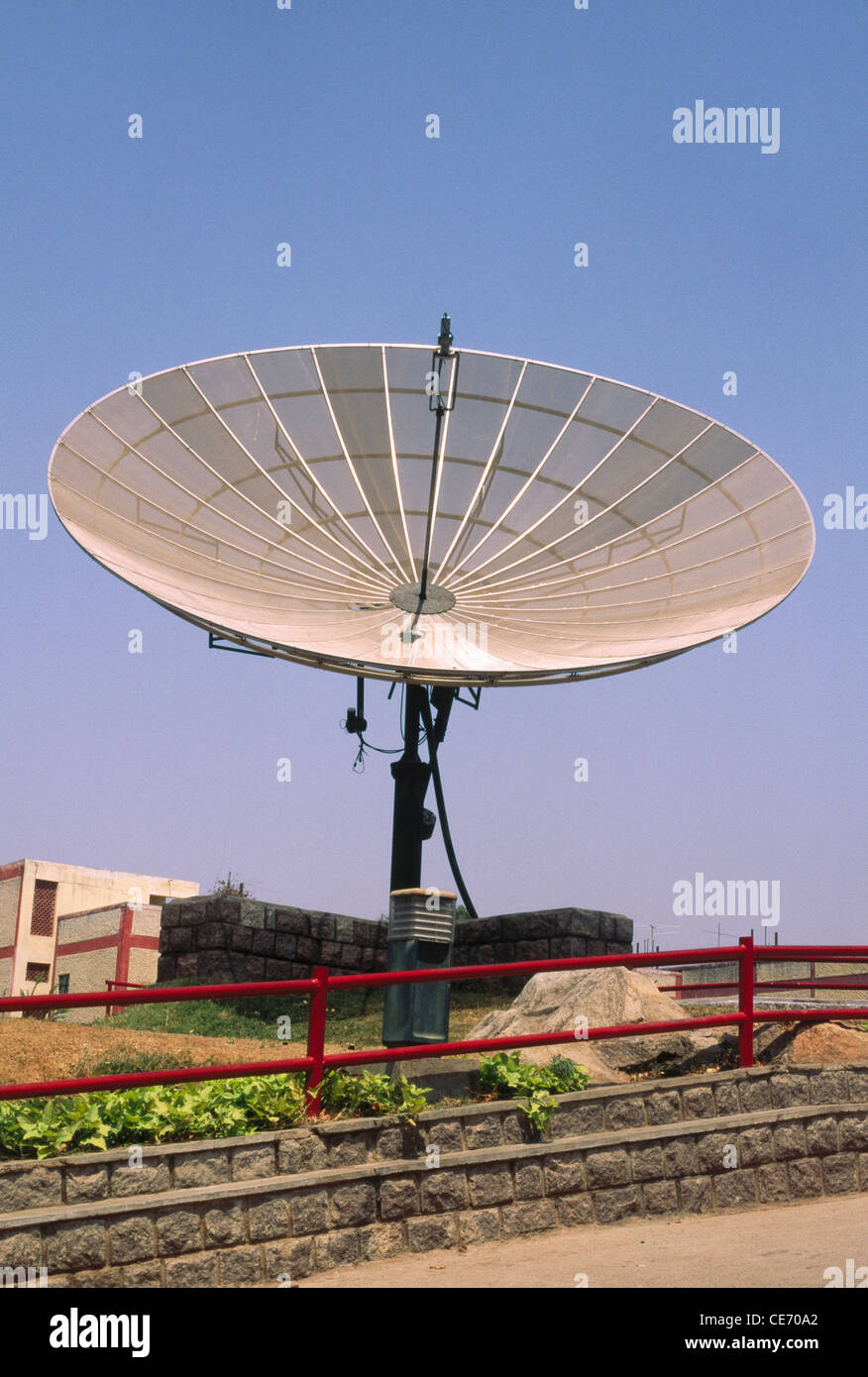 Antenne parabolique de télévision par satellite ; inde ; asie Banque D'Images