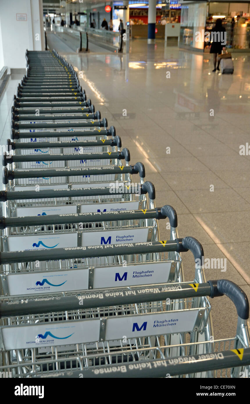 Rangée de chariot à l'aéroport de Munich, Allemagne Banque D'Images