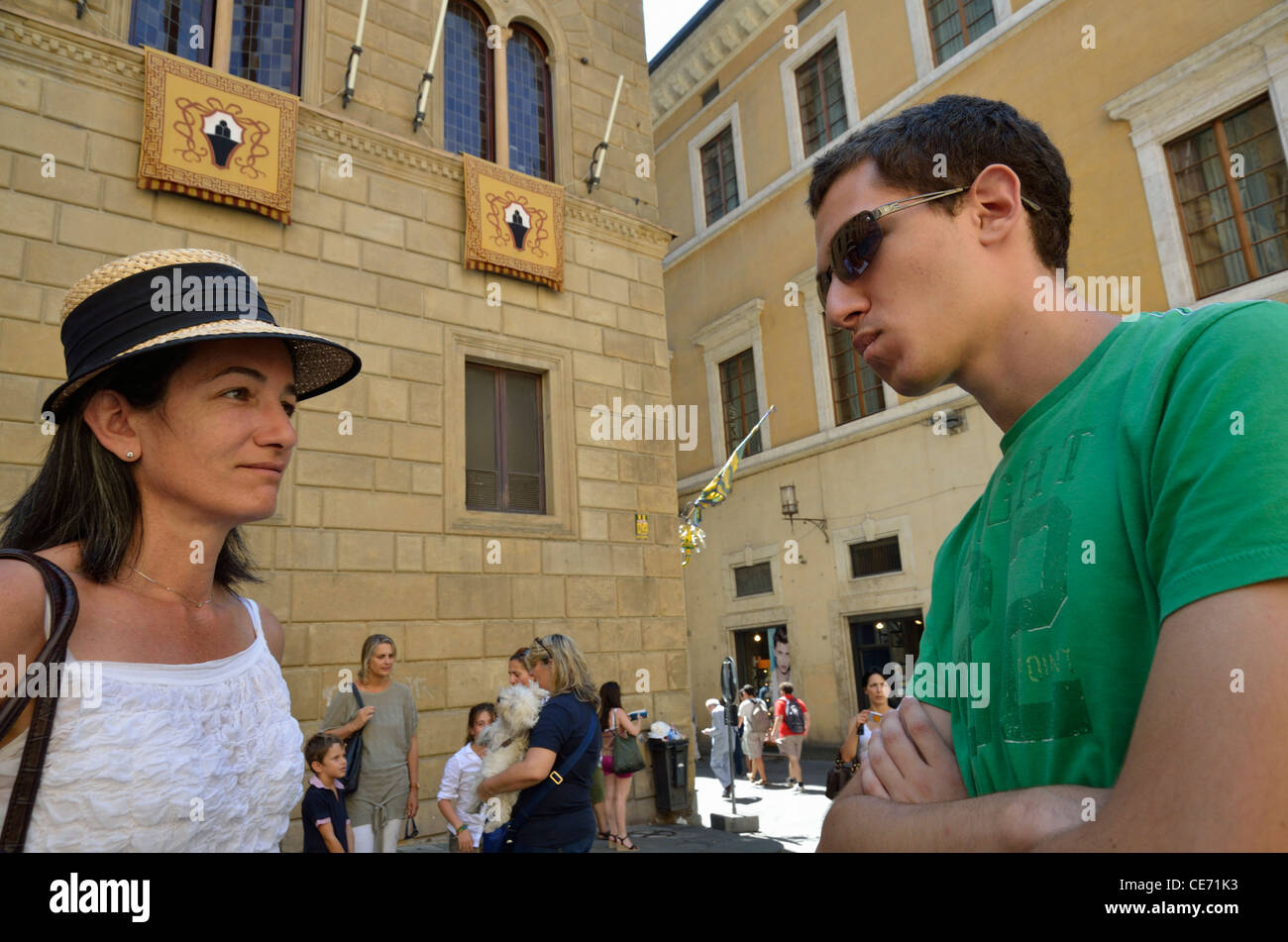 Les touristes sur la Piazza Salimbeni le Palio de Sienne, Sienne, Toscane, Italie Banque D'Images