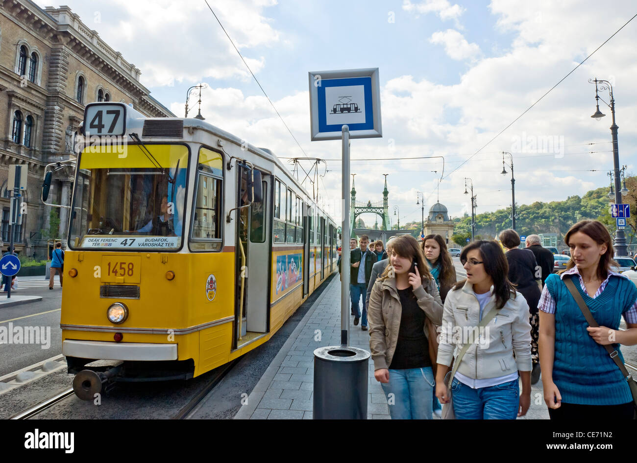 Les Trams sur Vamhaz korut en face de l'Université Corvinus, Fovam Ter, Pest, Budapest, Hongrie. Banque D'Images