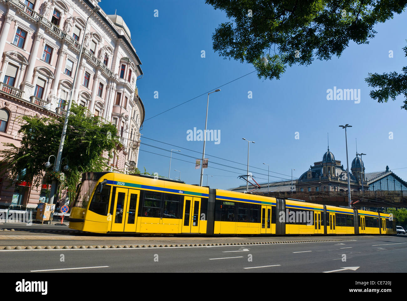 Tramway sur le Szent Istvan korut en face de la gare de l'Ouest (Nyugati palyaudvar) Gare, Budapest, Hongrie. Banque D'Images