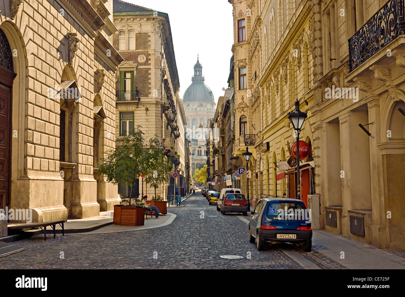 Basilique de Saint-Etienne vu de Lazar utca, à l'Opéra sur la gauche, Budapest, Hongrie. Banque D'Images