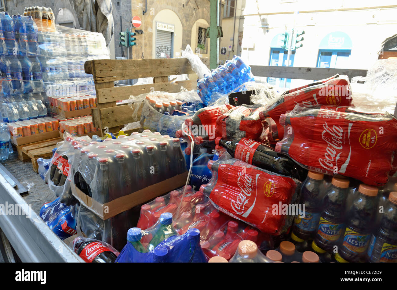 Les sodas sur le camion en cours de déchargement, Florence, Toscane, Italie Banque D'Images