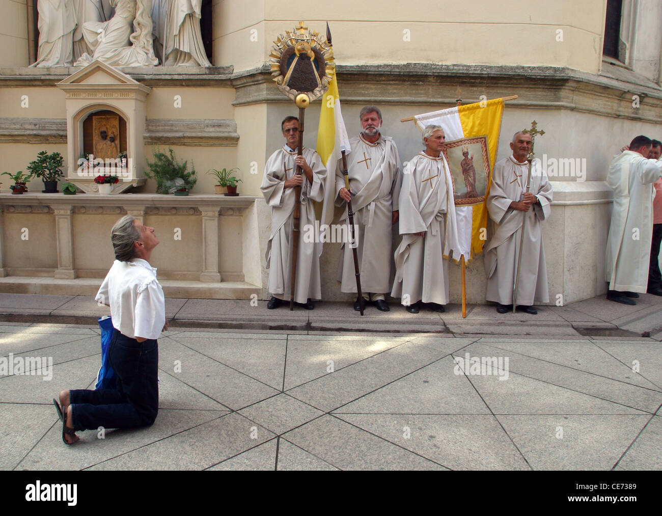 Pèlerin priant devant un crucifix sur la fête de l'Assomption Croatian sanctuaire national de la Vierge Marie le 15 août 2010 Banque D'Images