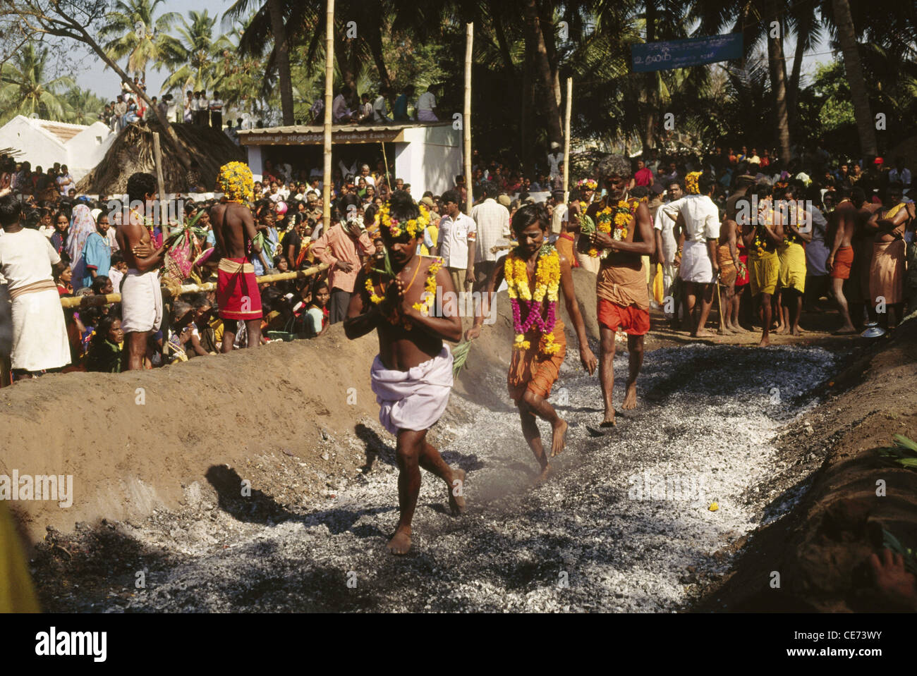 Les hommes indiens : MAA 84418 marche sur la combustion du charbon ; Tamil nadu Inde ; Banque D'Images