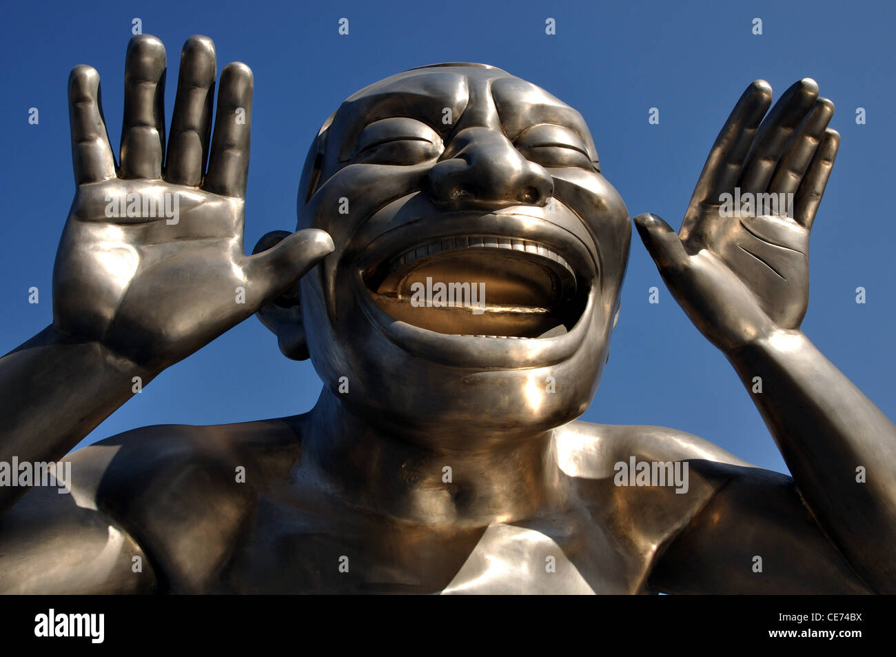 Sculpture de l'artiste moderne chinois Yue Minjun, sans doute de l'école réaliste cynique, sur le parvis du Musée d'art d'aujourd'hui. Banque D'Images