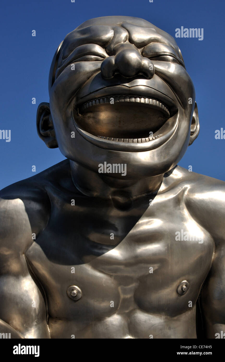 Sculpture de l'artiste moderne chinois Yue Minjun, sans doute de l'école réaliste cynique, sur le parvis du Musée d'art d'aujourd'hui. Banque D'Images