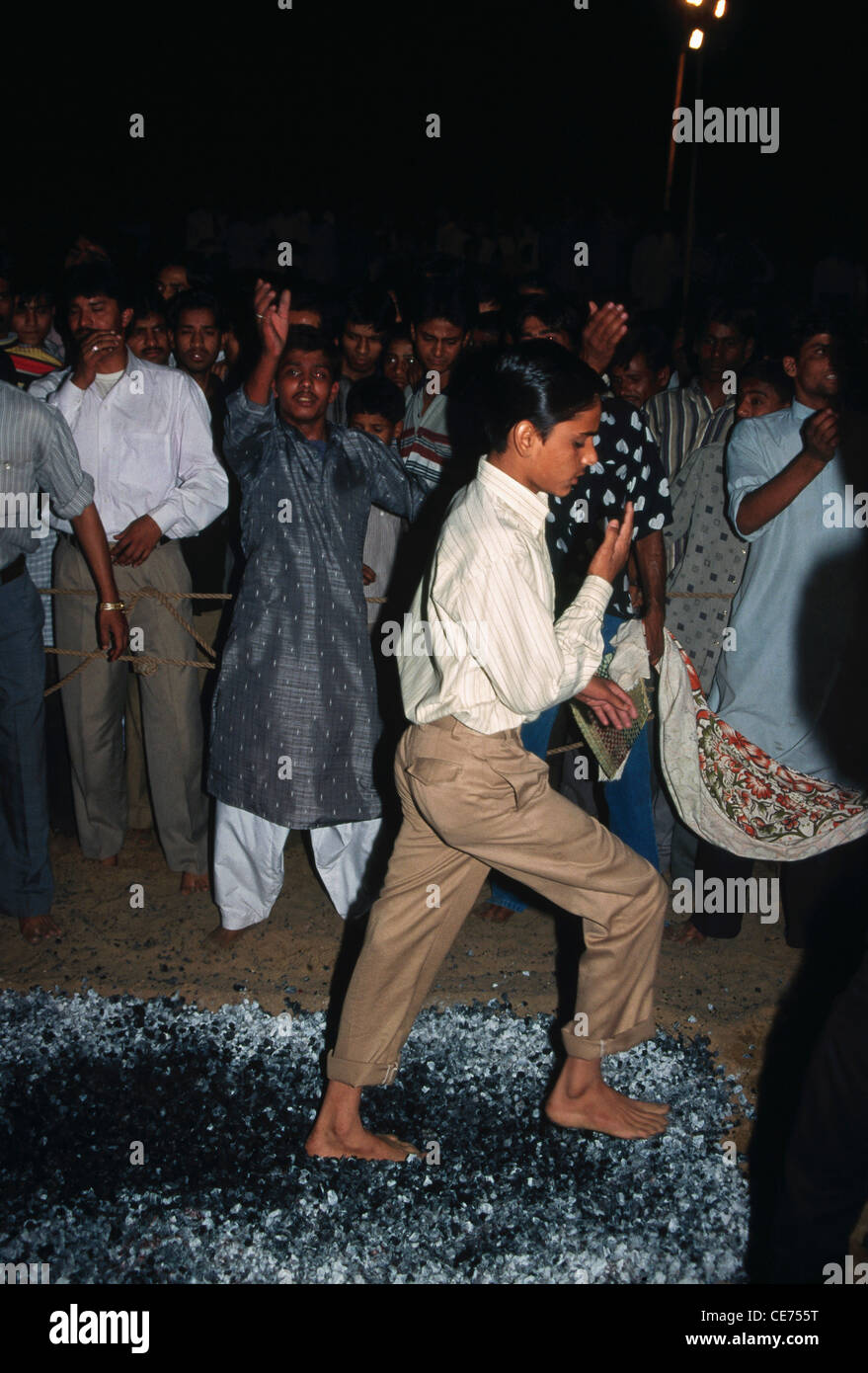 SNS 82944 : homme marchant sur la combustion du charbon, l'islam cérémonie religieuse inde Banque D'Images