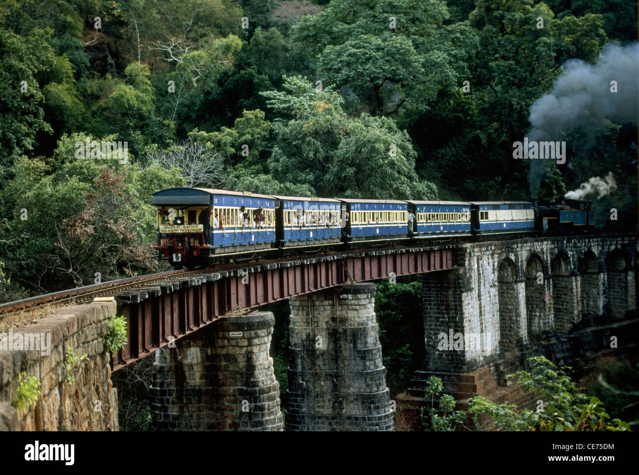 Petit train à vapeur des indiens sur le pont près de ooty Tamil nadu inde Banque D'Images