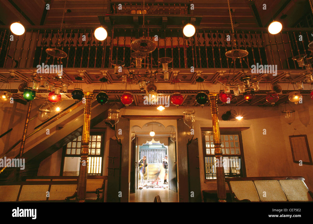 Intérieur de pardesi synagogue juive allume les lampes cochin kochi Kerala Inde Banque D'Images