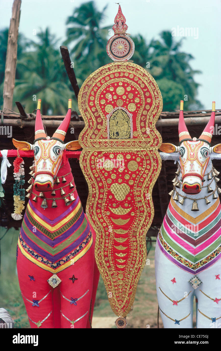 82398 AAD : deux statues de vaches indiennes décorées pour bateau race festival Kerala Inde Banque D'Images