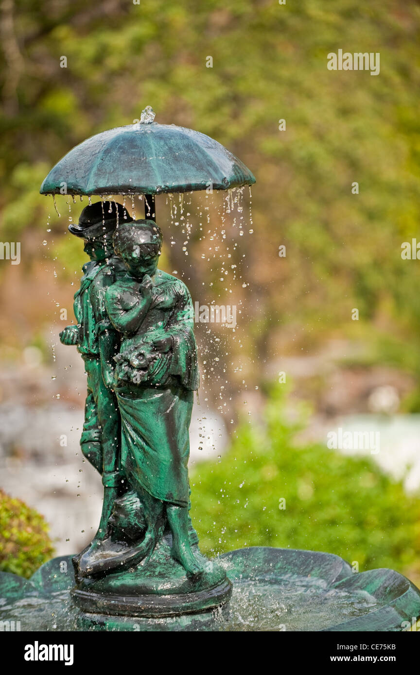 Une Sculpture Montrant Un Couple D Amoureux Sous Un Parapluie Photo Stock Alamy Une Sculpture Montrant Un Couple D Amoureux Sous Un Parapluie Photo Stock Alamy