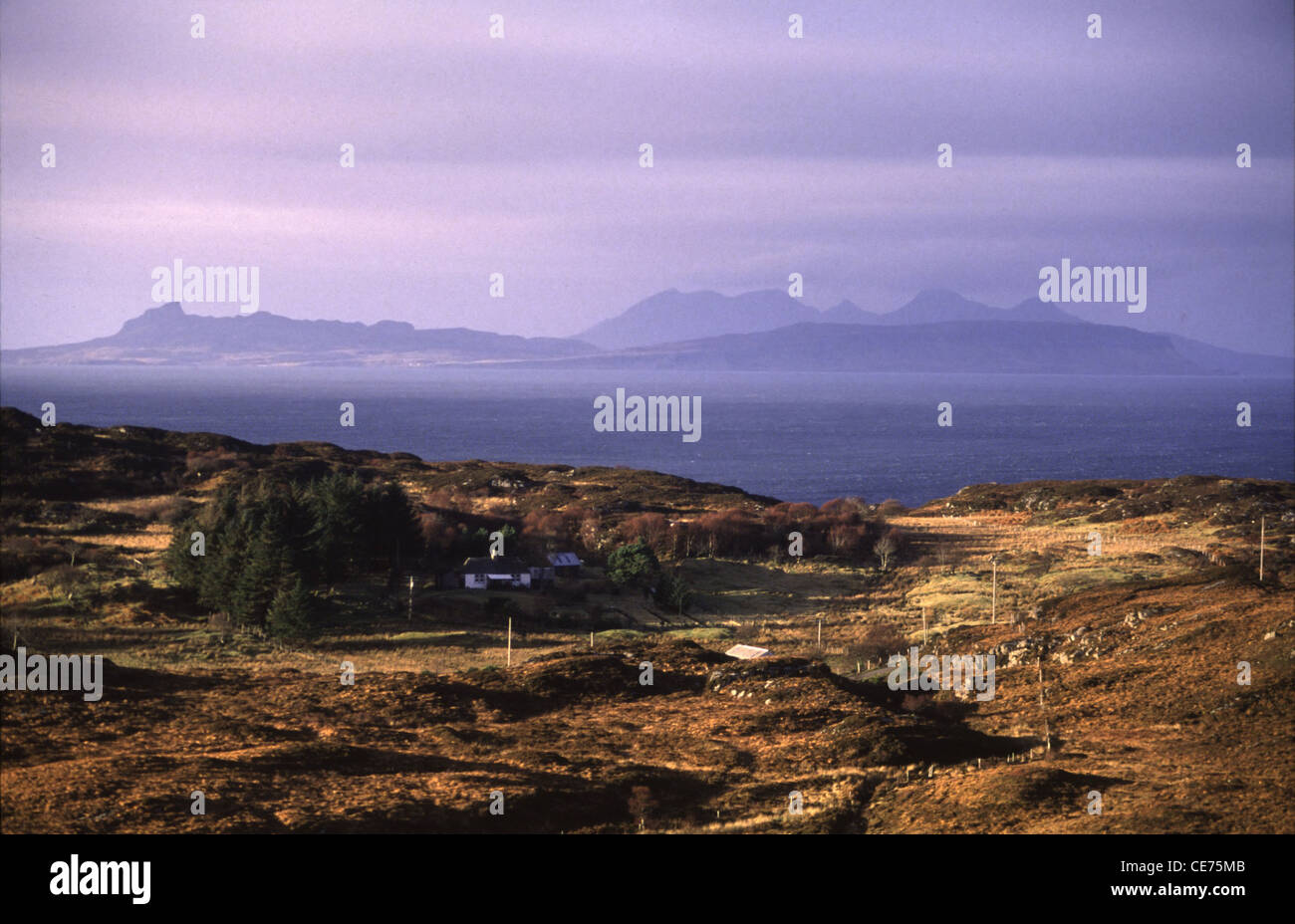 Le paysage de la péninsule d'Ardnamurchan, ouest de l'Écosse, avec les îles de Rum, Eigg, Muck et Canna et dans la distance. Banque D'Images