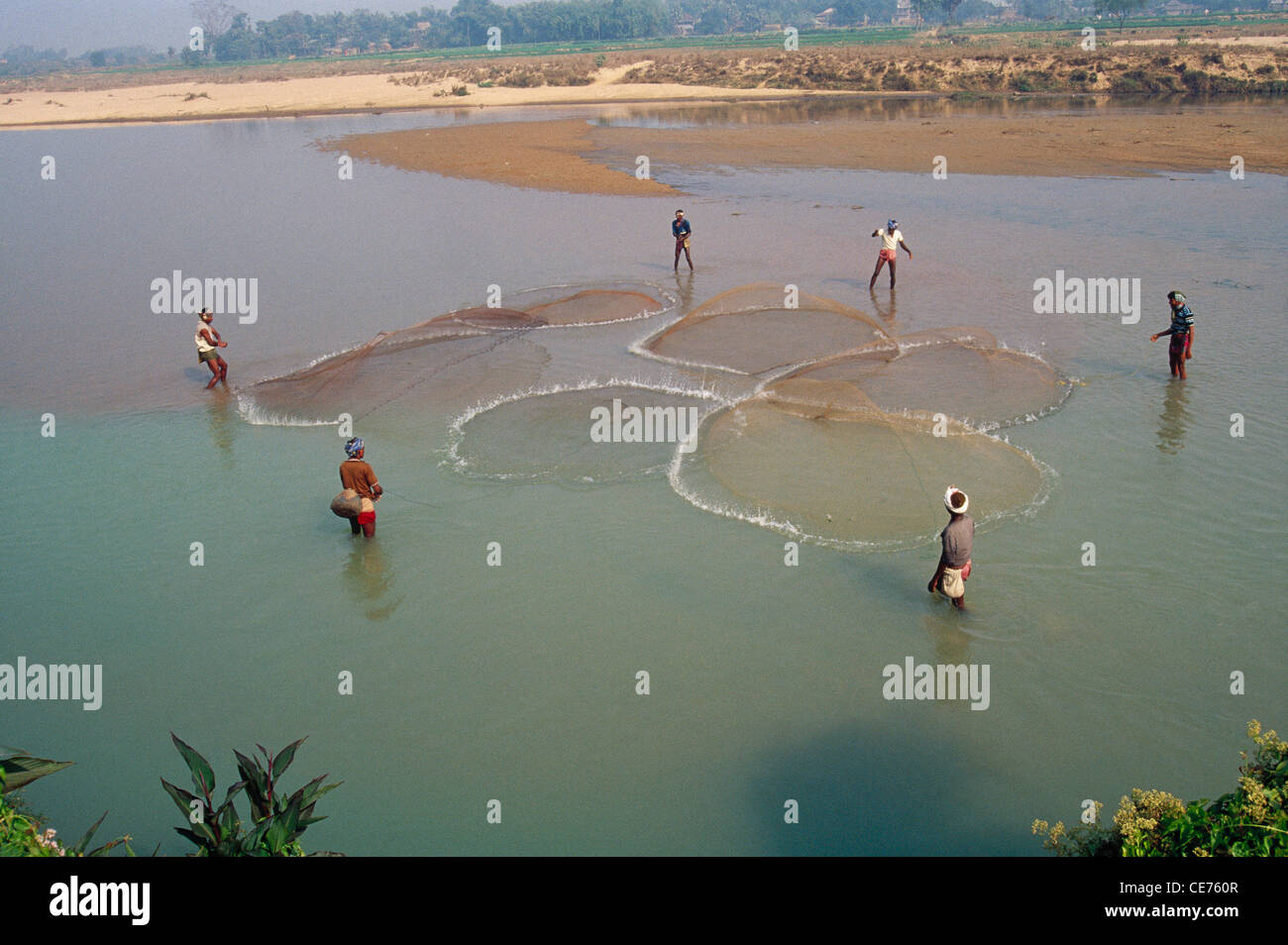 S/N 84709 : six hommes indiens avec des filets de pêche de la rivière dans l'ouest du Bengale en Inde Banque D'Images