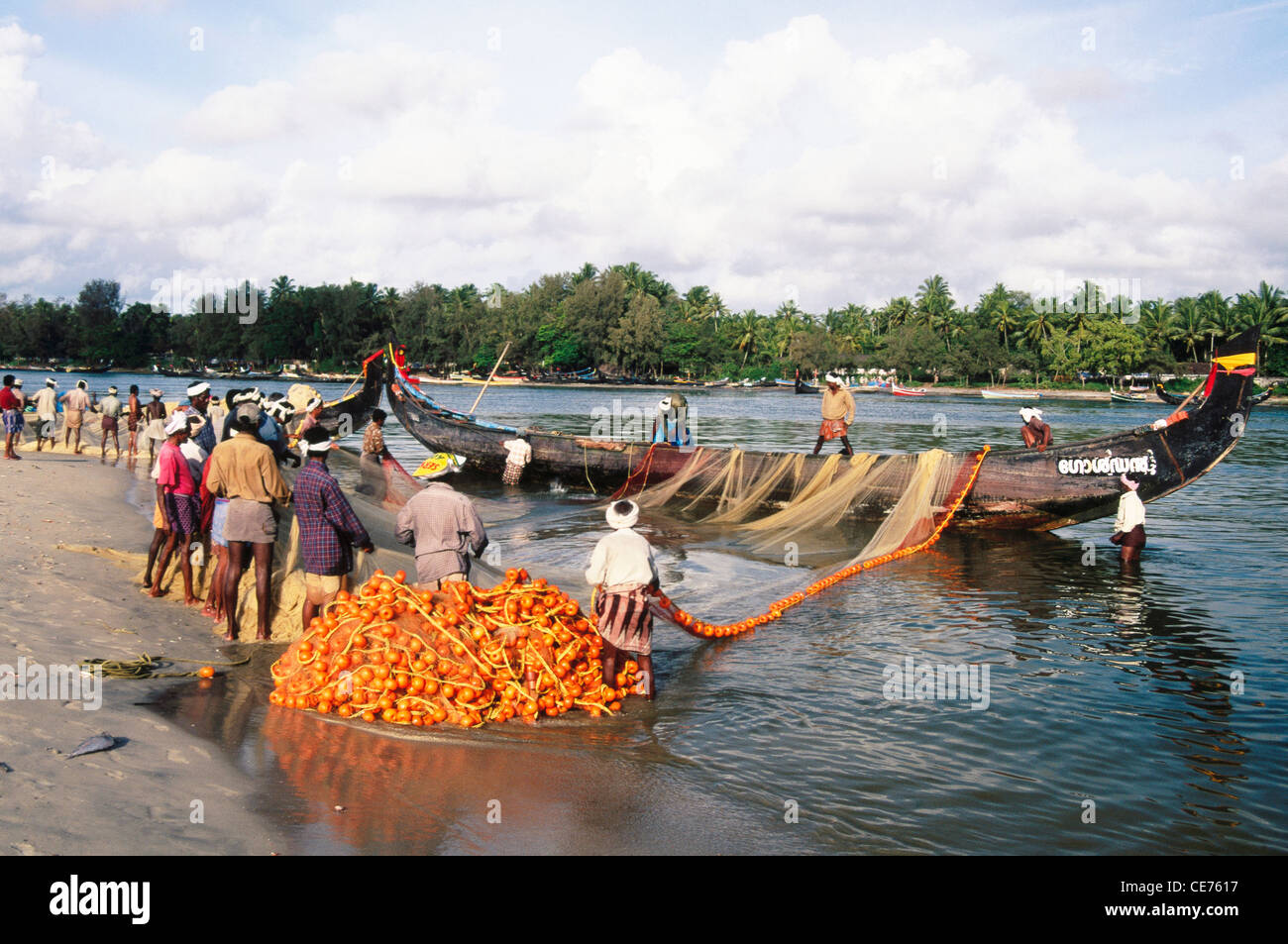 HMA 84703 : les travailleurs indiens de la préparation pour la pêche Thottappally harbour Kerala Inde Banque D'Images