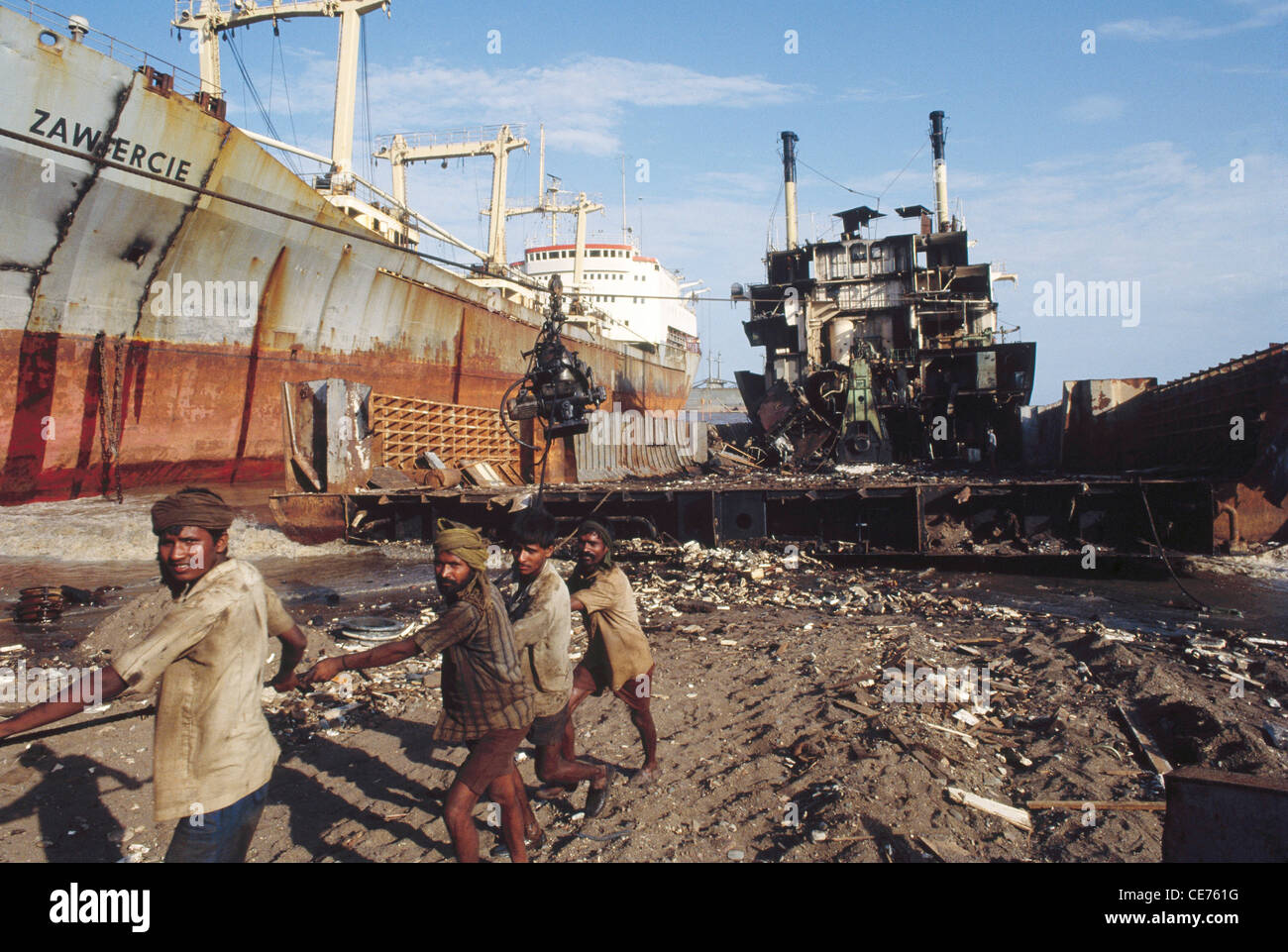 Ouvriers indiens travaillant à Alang Ship Breaking yard ; Alang ; Bhavnagar ; Gujarat ; Inde ; Asie ; chantier de démolition de navires indiens Banque D'Images