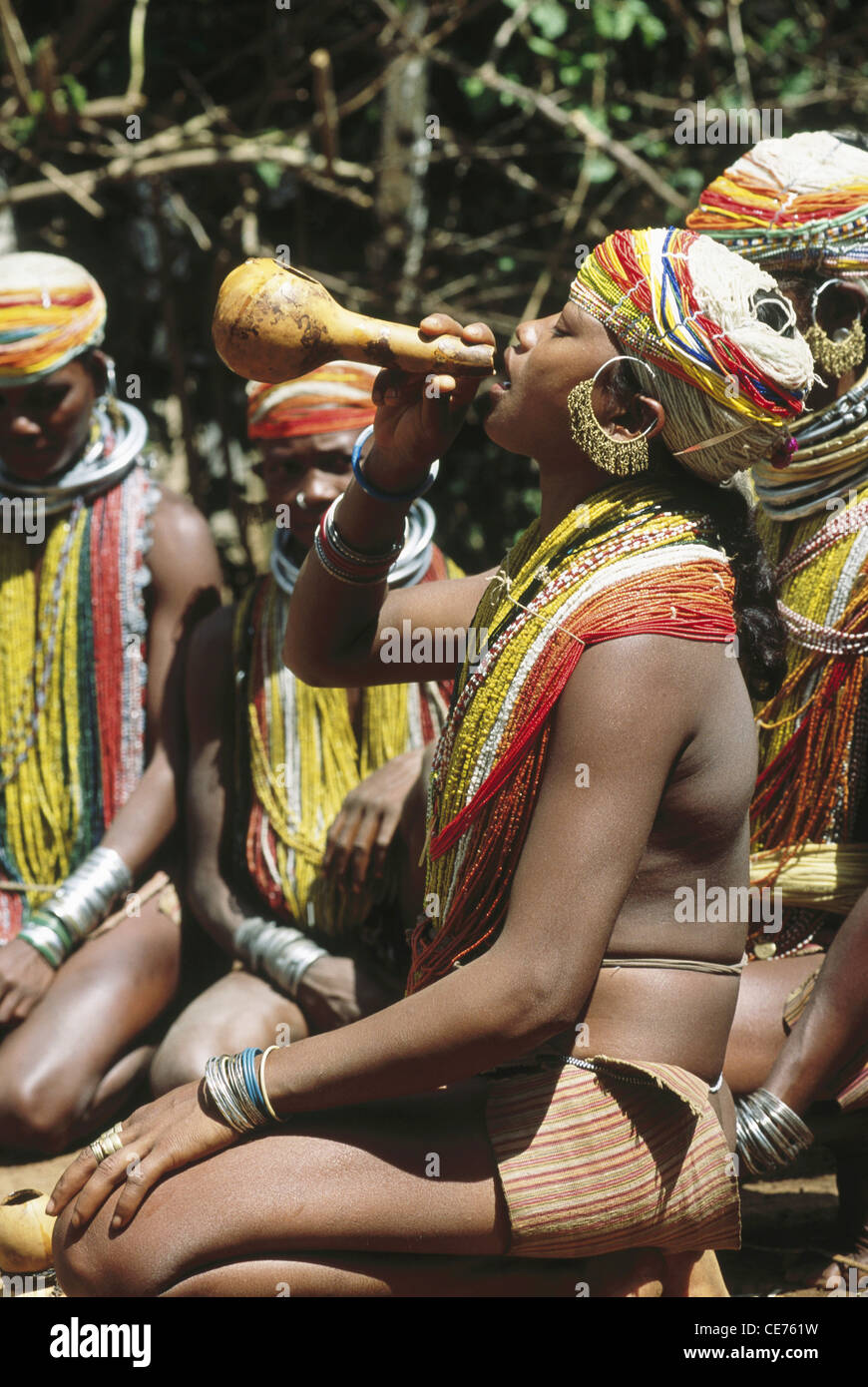 HMA 84797 : indian tribal aux femmes qui boivent de l'alcool traditionnel de l'Orissa en Inde onakadhalli conteneurs Banque D'Images
